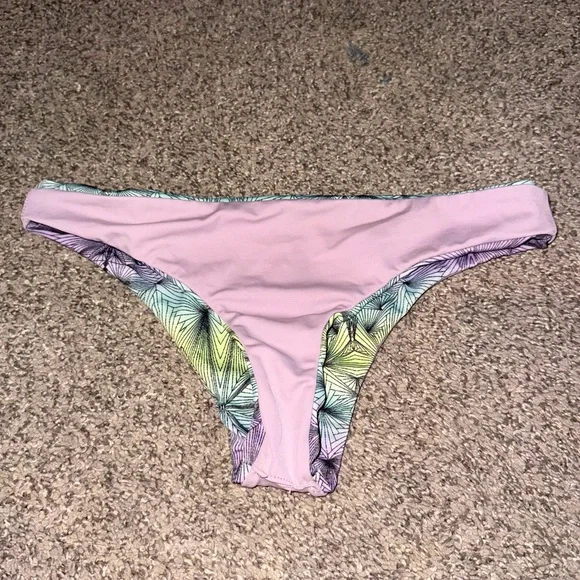 Geometric design and lavender reversible bikini bottoms s/m cheeky - Picture 5 of 6